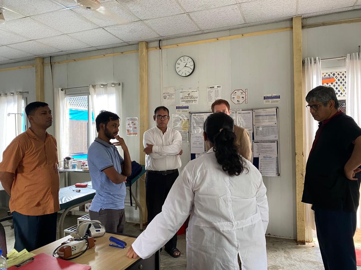 Discussion with the Tdh team inside a camp clinic